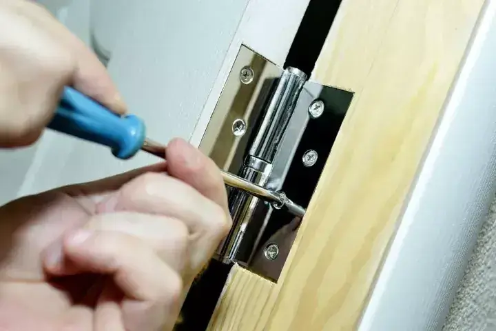 Tightening Loose Screws